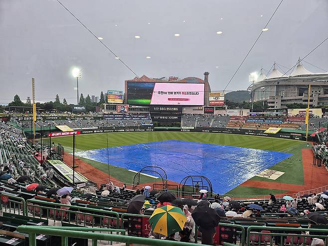 비 내리는 인천SSG랜더스필드 [연합뉴스 자료사진]