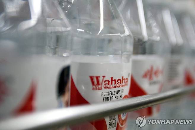 중국 식품기업 와하하의 생수병 [EPA=연합뉴스 자료사진]