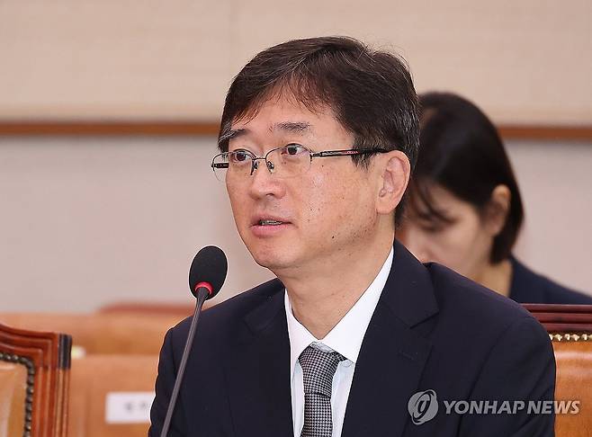 오영준 후보자 답변 (서울=연합뉴스) 박동주 기자 = 오영준 헌법재판관 후보자가 18일 서울 여의도 국회 법제사법위원회에서 열린 인사청문회에서 의원질의에 답하고 있다. 2025.7.18 pdj6635@yna.co.kr
