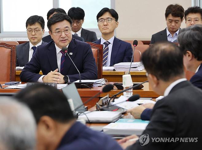 윤호중 행정안전부 장관 후보자, 질의 답변 (서울=연합뉴스) 박동주 기자 = 윤호중 행정안전부 장관 후보자가 18일 서울 여의도 국회 행정안전위원회에서 열린 인사청문회에서 의원 질의에 답하고 있다. 2025.7.18 pdj6635@yna.co.kr