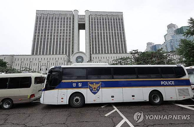 윤석열 전 대통령 구속적부심 심문 열린 서울중앙지법 (서울=연합뉴스) 김성민 기자 = 윤석열 전 대통령의 구속적부심 심문이 열린 18일 서울 서초구 서울중앙지방법원에 경찰 버스가 주차돼 있다. 2025.7.18 ksm7976@yna.co.kr