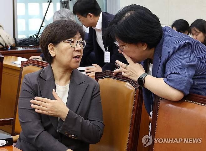 관계자와 대화하는 정은경 복지부 장관 후보자 (서울=연합뉴스) 김주형 기자 = 정은경 보건복지부 장관 후보자(왼쪽)가 18일 국회 보건복지위원회에서 열린 인사청문회가 여야 의원들의 의견 차이로 잠시 휴정되자 관계자와 대화하고 있다. 2025.7.18 kjhpress@yna.co.kr