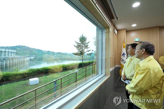 김남중 통일부 차관, 임진강 수해방지 점검 (서울=연합뉴스) 통일부는 김남중 통일부 차관이 16일 경기 연천군 임진강 유역의 군남댐, 필승교 등을 찾아 수해 방지 상황을 점검했다고 밝혔다. 사진은 김남중 통일부 차관이 수해 방지 상황을 점검하는 모습. 2025.7.16 [통일부 제공. 재판매 및 DB 금지] photo@yna.co.kr