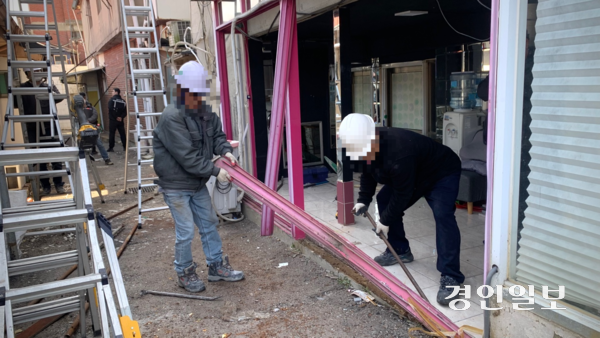 지난 3월31일 파주시 용주골 성매매 집결지에서 철거 용역 인부들이 불법 가건축물의 철제 구조물을 해체하고 있다. 2025.3.31 /유혜연기자 pi@kyeongin.com