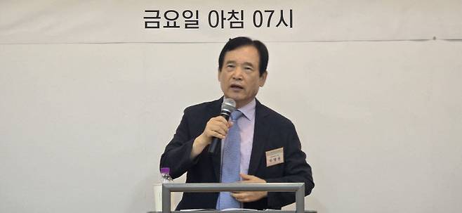 대전크리스천리더스클럽과 대전성시화운동본부 사무총장인 박명용 장로가 합심기도를 인도하고 있다.