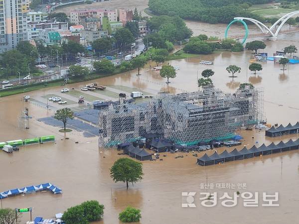 19일 울산지역에 호우경보가 발효되는 등 많은 비가 내린 가운데 &nbsp;울산시 남구 &nbsp;태화교 인근 둔치가 물에 잠겨 있다. 독자 최재훈 제공