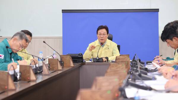 박완수 지사가 19일 오전 도청 재난안전대책본부에서 긴급 회의를 주재하고 있다. /경남도