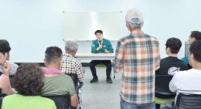 김정기 대구시장 권한대행이 18일 대구 북구 노곡동 일대 침수 피해 지역을 찾아 피해 주민들의 의견을 청취하고 있다. 대구시 제공.