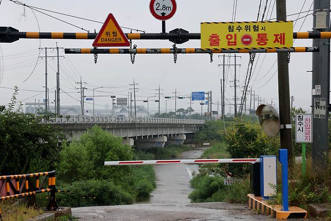포항 지역에 호우 특보가 내려진 17일 오후 북구 흥해읍 곡강교 하부 통행이 통제되고 있다. /이용선기자 photokid@kbmaeil.com