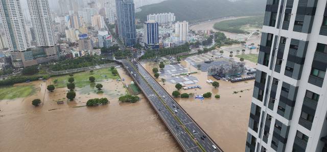 19일 많은 비로 울산 태화강 수위가 크게 오르면서 태화강 국가정원과 파크골프장 등 둔치 시설이 물에 잠겼다. 울산 태화교 일대 모습. 울산소방본부 제공