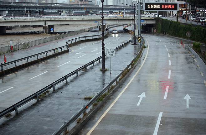17일 오후 대구 신천동로가 침수 우려로 전면 통제된 모습. 연합뉴스