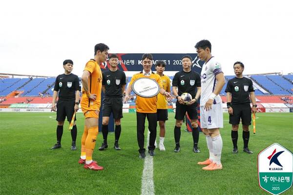 19일 오후 7시 제주월드컵경기장에서 열린 제주SK와 FC안양의 K리그1 2025 22라운드 경기 전 박정무 넥슨 부사장(사진 가운데)이 코인 토스를 진행하고 있다 (사진=한국프로축구연맹)