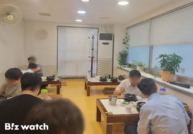 복날을 맞아 삼계탕을 즐기는 사람들/사진=비즈워치