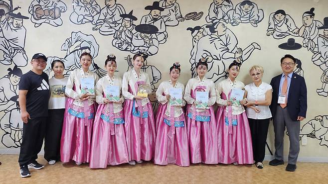 고려인들이 충북교육청이 선물한 한글 필사책을 들고 포즈를 취하고 있다