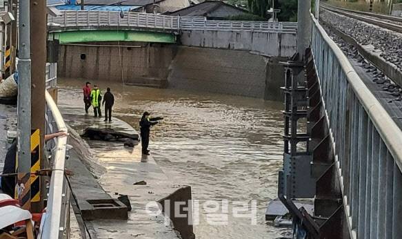 지난 18일 광주 북구 신안교에서 경찰과 소방대원들이 실종자를 수색하고 있다. 전날 광주에는 하루 426.4㎜의 폭우가 쏟아지면서 60대 남성으로 추정되는 인물이 신안교 부근에서 실종됐다. (사진=광주소방본부)