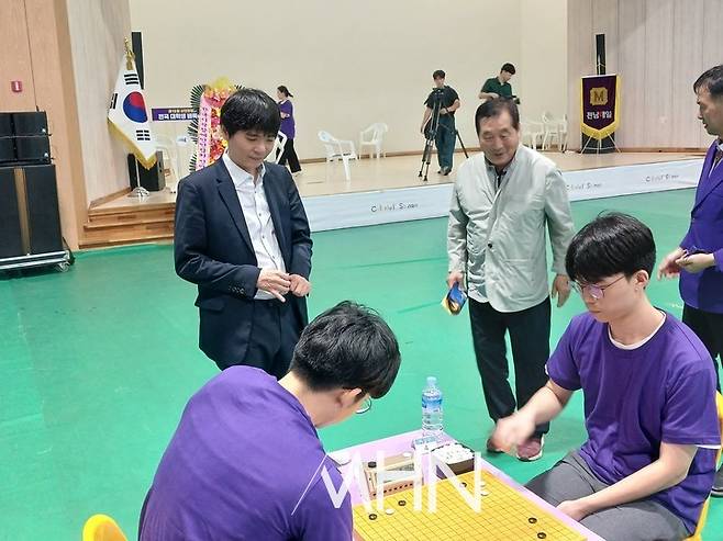 이세돌 국수가 학생들의 승부를 유심히 지켜보고 있다.(사진 MHN 엄민용 선임기자)