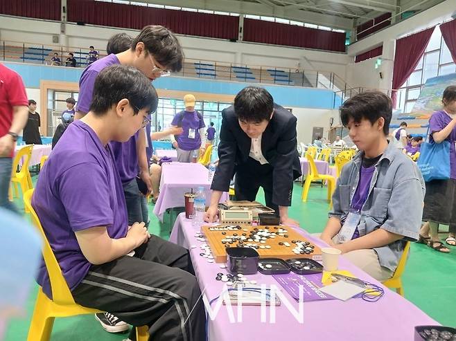 이세돌 국수가 승부가 끝난 바둑을 학생들과 함께 복기하며 한 수 '훈수'하고 있다.(사진 MHN 엄민용 선임기자)