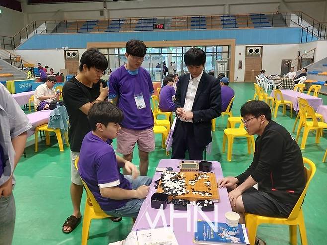 이세돌 국수가 승부가 끝난 바둑을 학생들과 함께 복기하며 한 수 '훈수'하고 있다.(사진 MHN 엄민용 선임기자)