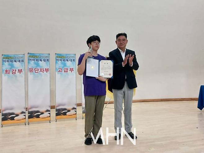 김경남 전남매일 대표이사가 안상범 선수를 시상한 후 기념 사진을 찍고 있다.(사진 MHN 엄민용 선임기자)