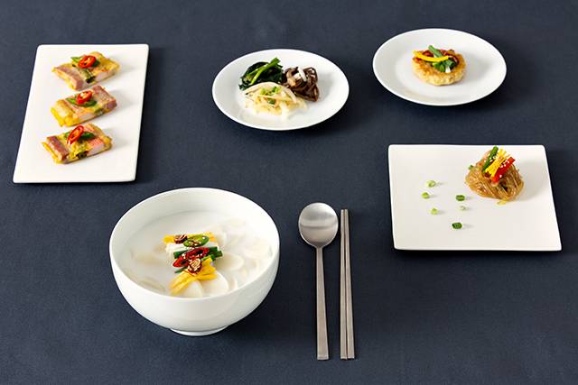 고지혈증(이상지질혈증)의 예방과 치료를 위해서 과식(열량 과다 섭취)을 피하고 육류에 많은 포화지방 뿐 아니라 밥, 면, 빵 등 탄수화물도 너무 많이 먹지 않도록 해야 한다. [사진=게티이미지뱅크]