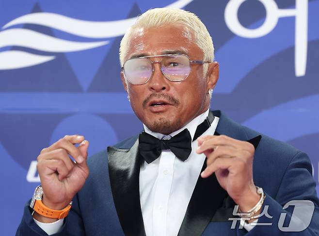 격투기 선수 추성훈이 18일 인천 중구 파라다이스시티에서 열린 ‘제4회 청룡시리즈어워즈’에 김이 서린 안경을 끼고 포즈를 취하고 있다. ⓒ News1 권현진 기자