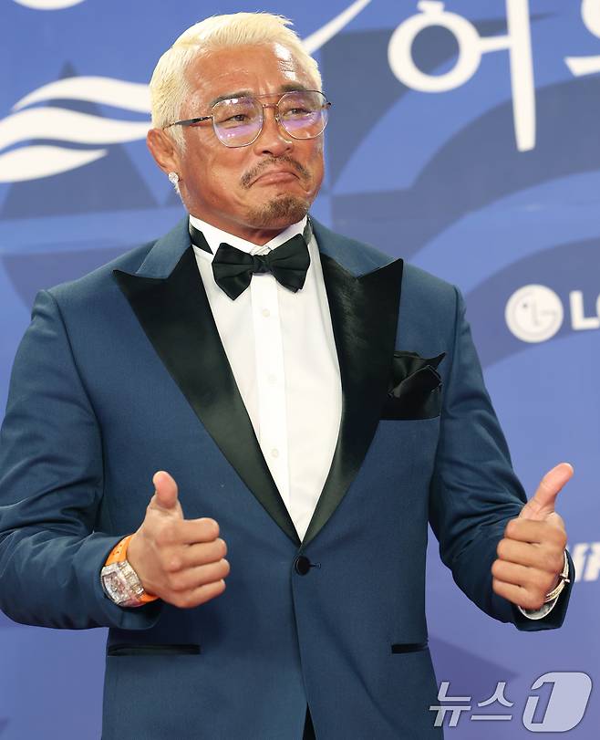 격투기 선수 추성훈이 18일 인천 중구 파라다이스시티에서 열린 ‘제4회 청룡시리즈어워즈’에 참석해  안경 김 서림 문제를 해결한 뒤 엄지를 들어 포즈를 취하고 있다.  ⓒ News1 권현진 기자