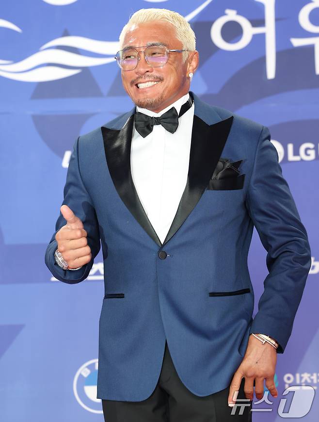 격투기 선수 추성훈이 18일 인천 중구 파라다이스시티에서 열린 ‘제4회 청룡시리즈어워즈’에 참석해 포즈를 취하고 있다. ⓒ News1 권현진 기자