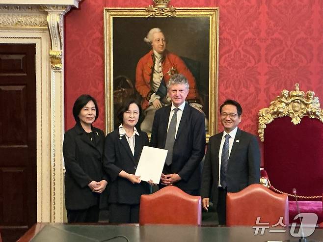 17일 (현지시간) 특사단이 조나선 파월 총리실 국가안보보좌관과 만나 대통령 메시지를 담은 친서를 전달하고 있다. (외교부 제공)