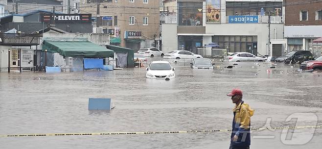 17일 대구 북구 노곡동 노곡분소 일대에 침수가 발생해 관계 당국이 안전 조치 중이다. 상가와 차량이 물이 잠겼다.(대구 북구 제공.재판매 및 DB금지) (사진은 기사 내용과 무관함) 2025.7.17/뉴스1