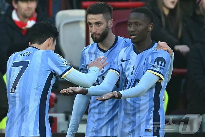 토트넘 홋스퍼 손흥민(왼쪽)과 파페 사르. ⓒ AFP=뉴스1