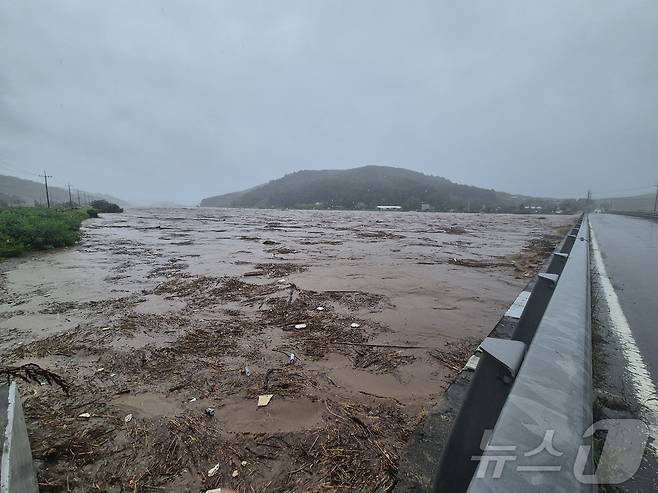19일 경남 하동 덕천강의 수위가 높아져 있다.(하동군 제공. 재판매 및 DB금지)