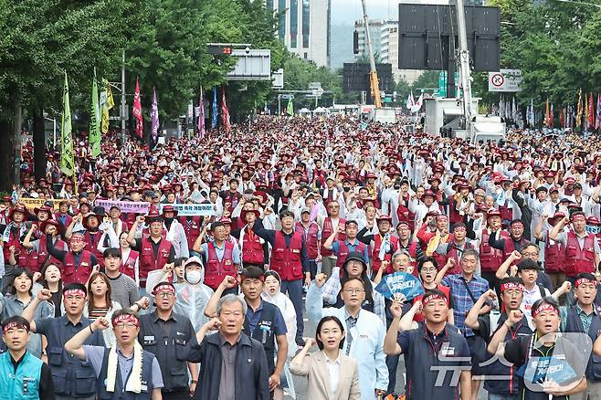 전국민주노동조합총연맹(민주노총) 조합원들이 19일 오후 서울 중구 을지로 일대에서 열린 '7·19 민주노총 총파업 총력투쟁 결의대회'에서 구호를 외치고 있다. 2025.7.19/뉴스1 ⓒ News1 민경석 기자