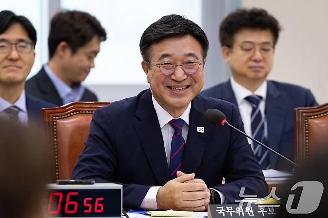 윤호중 행정안전부 장관 후보자가 18일 서울 여의도 국회 행정안전위원회에서 열린 인사청문회에서 박덕흠 국민의힘 의원의 질의에 앞서 지역구 특산물 발언에 미소를 짓고 있다. 2025.7.18/뉴스1 ⓒ News1 유승관 기자