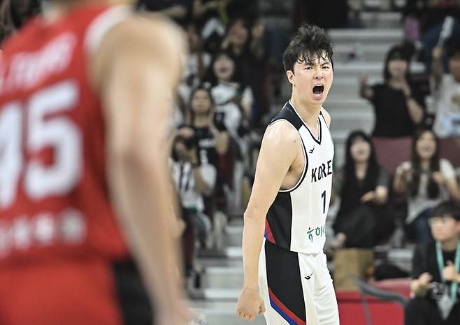 이현중이 11일 안양 정관장 아레나에서 열린 2025 남자농구 대표팀 평가전 일본과 경기에서 3점슛을 넣은 후 포효하고 있다. 사진 | 대한민국농구협회