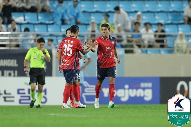 김천 김강산(오른쪽). 사진 | 한국프로축구연맹