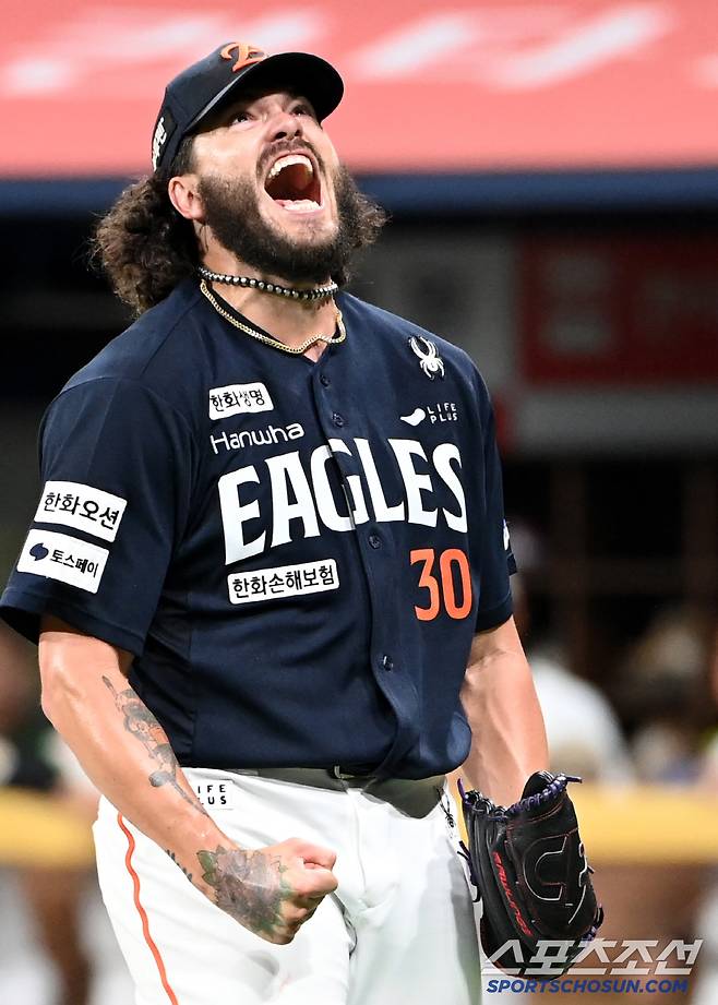 4일 고척스카이돔에서 열린 한화와 키움의 경기, 5회말 2사 폰세가 송성문을 삼진처리하며 이닝을 끝낸 후 환호하고 있다. 고척=허상욱 기자wook@sportschosun.com/2025.07.04/