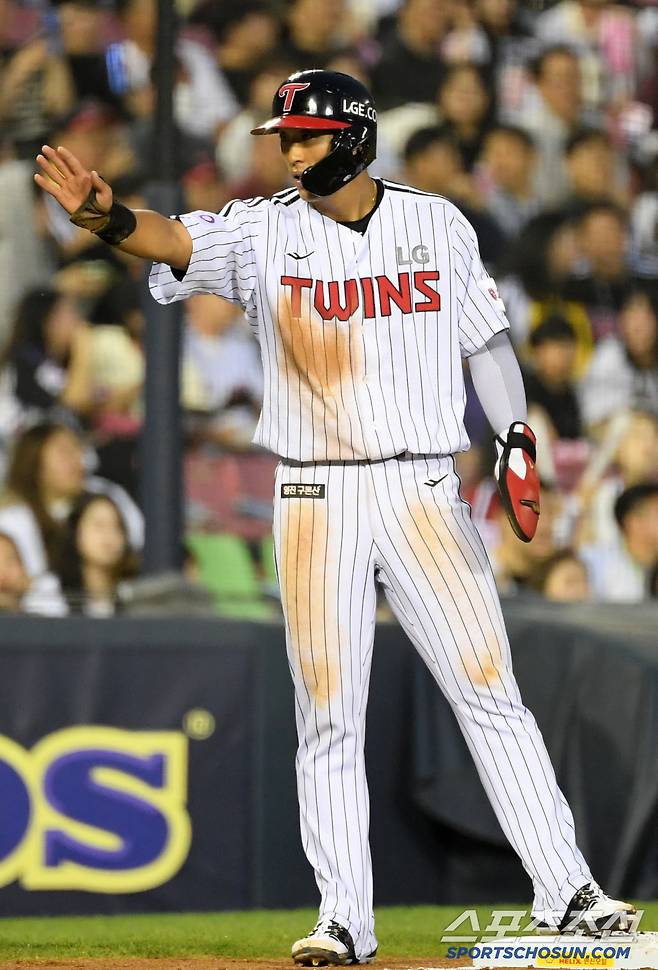 15일 잠실구장에서 열린 LG 트윈스와 키움 히어로즈의 경기. LG 송찬의가 안타를 날린 뒤 환호하고 있다. 잠실=박재만 기자 pjm@sportschosun.com/2025.05.15/