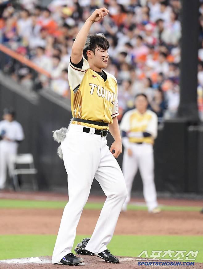 12일 대전 한화생명볼파크에서 열린 2025 KBO 올스타전, 늑대로 변장 후 댄스를 선보이는 LG 김영우. 대전=송정헌 기자songs@sportschosun.com/2025.07.12/
