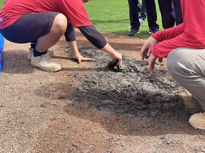 19일 광주기아챔피언스필드 마운드 상태. 경기가 불가능할 정도로 젖어 있다. 사진제공=KIA 타이거즈