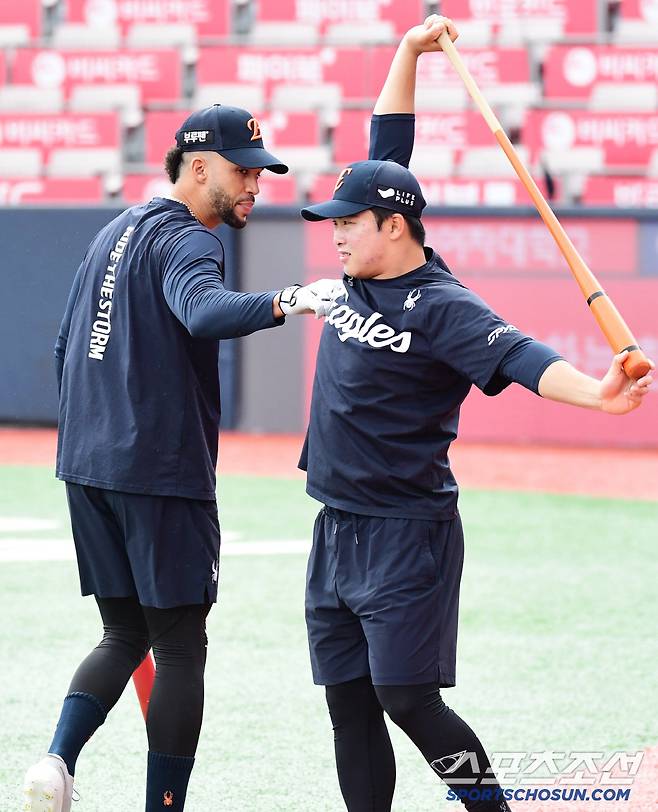 문현빈에게 장난을 걸고 있는 한화 리베라토.