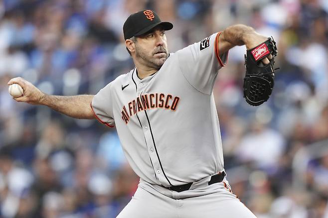 샌프란시스코 자이언츠 저스틴 벌랜더가 19일(한국시각) 토론토 블루제이스와의 원정경기에 선발등판해 1회말 투구를 하고 있다. AP연합뉴스