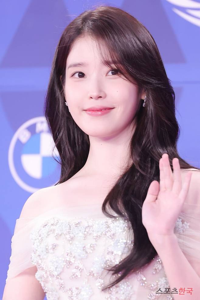 제4회 청룡시리즈어워즈(Blue Dragon Series Awards) 레드카펫 행사에 참석한 배우 아이유. 25.7.18 ⓒ이혜영 기자 lhy@hankooki.com