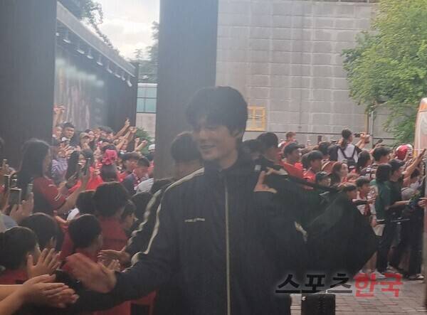 포항 팬들의 환대를 받으며 버스에서 내린 기성용. ⓒ스포츠한국 김성수 기자