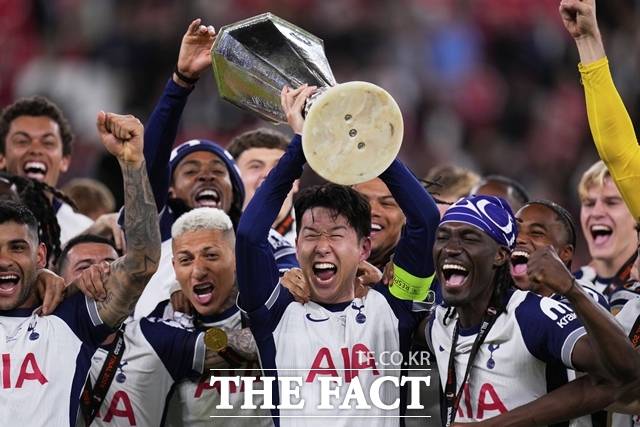 손흥민이 19일 레딩과 2025~2026 프리시즌 첫 경기에서도 주장 완장을 차고 출전한다. 사진은 2024~2025 시즌 유럽축구연맹(UEFA) 유로파리그(UEL)에서 우승한 뒤 동료들과 함께 트로피를 들어 올리고 있능 장면. /AP.뉴시스