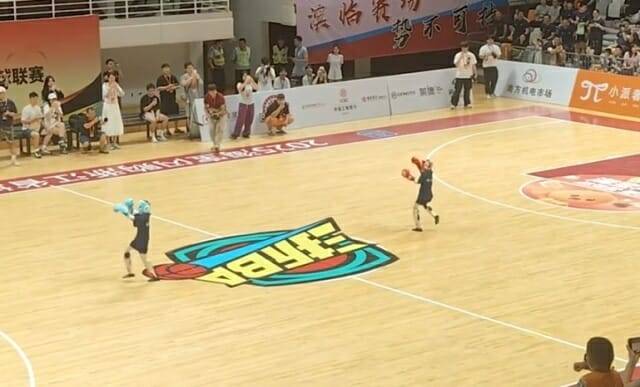 두 대의 휴머노이드 로봇이 최근 중국 항저우의 농구 코드에서 복싱 경기를 벌였다. (사진= 바이럴프레스)