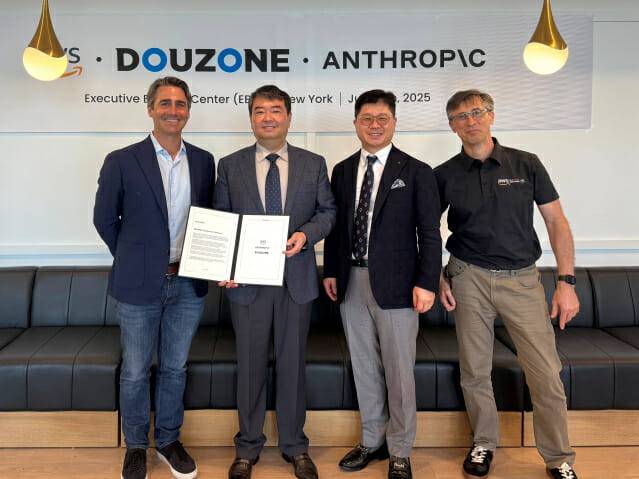 더존비즈온이 AWS, 앤트로픽과 AI 기술 활용 및  확산에 관한 MOU를 체결했다. (사진=더존비즈온