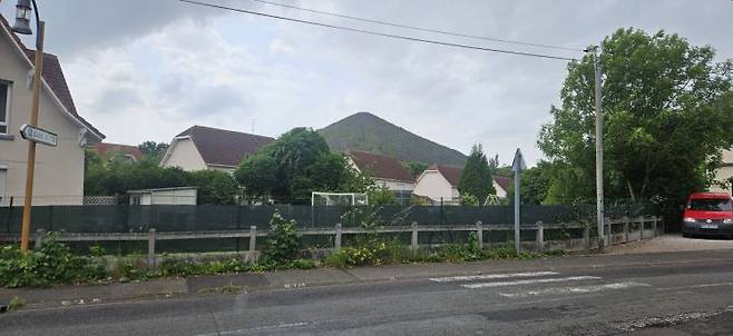 프랑스 랑스 루앙고엘에서 보이는 폐석 더미. 현재는 트레킹 명소가 됐다. 전진영 기자.