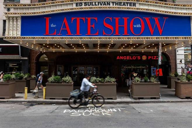 미 CBS 방송의 인기 심야 프로그램 '더 레이트 쇼(The Late Show)'가 녹화된 뉴욕의 에드 설리번 극장 간판. 코미디언이자 정치 평론가인 진행자 에드 콜베르의 이름이 함께 씌여 있다. AFP연합뉴스