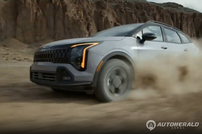 거친 비포장 도로를 질주하는 기아 스포티지. X-Pro 모델의 강인한 주행 성능과 SUV 본연의 성격을 강조하는 장면이다. (출처=영상 캡처)