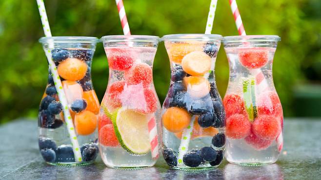 과일이 들어간 건강 음료들도 치아 부식을 일으킬 수 있다